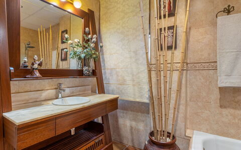 Villa San Vicente: Miroir, Propriété, Luminaire Plomberie, Robinet, Évier, Bois, Armoire De Toilette, Éclairage, Salle De Bains, Design Intérieur