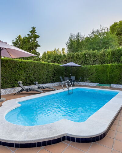 Villa San Vicente: L'Eau, Plante, Ciel, Propriété, Piscine, Bleu Azur, Arbre, Mobilier De Jardin, Ombre, Bâtiment