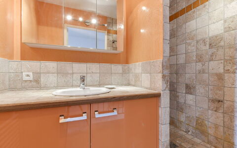Marinas Beach: Propriété, Pièce, Salle De Bains, Tuile, Orange, Architecture, Design Intérieur, Mur, Meubles, Évier