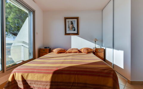 Marinas Beach: Chambre, Meubles, Pièce, Lit, Propriété, Drap De Lit, Sol, Literie, Cadre De Lit, Design Intérieur