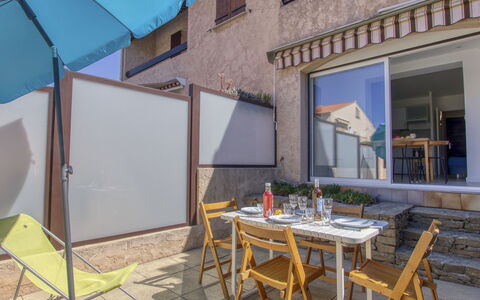 Le Mas de la Mer: Ciel, Plante, Meubles, Communauté Des Plantes, Table, Paysage Naturel, Chaise, Lot Terre, Mobilier De Jardin, Arbre