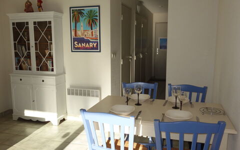 La Marina: Pièce, Propriété, Salle À Manger, Meubles, Design Intérieur, Sol, Maison, Table, Mur, Bâtiment