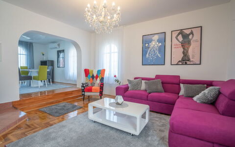 My Day House: Salon, Meubles, Pièce, Propriété, Design Intérieur, Immobilier, Bâtiment, Sol, Jaune, Maison