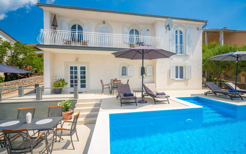 My Day House: L'Eau, Plante, Nuage, Meubles, Ciel, Propriété, Piscine, Chaise, Bâtiment, Bleu Azur