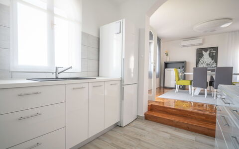 My Day House: Cabinetry, Comptoir, Meubles, Bois, Cuisine, Sol, Fenêtre, Sol, Tiroir