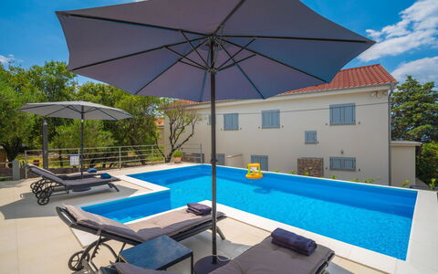 My Day House: Ciel, Bâtiment, Nuage, Propriété, Table, Piscine, Meubles, Parapluie, Bleu Azur, Ombre
