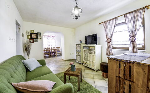 Marijana: Pièce, Meubles, Propriété, Vert, Design Intérieur, Bâtiment, Immobilier, Maison, Jaune, Plafond