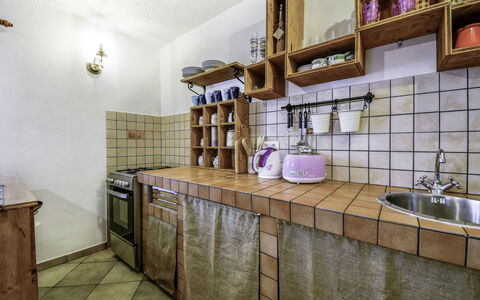 Marijana: Pièce, Propriété, Design Intérieur, Tuile, Étagère, Cuisine, Comptoir, Bâtiment, Meubles, Mur