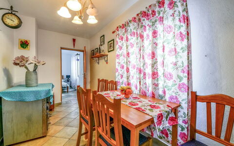 Marijana: Pièce, Propriété, Meubles, Salle À Manger, Design Intérieur, Sol, Maison, Immobilier, Bâtiment, Table