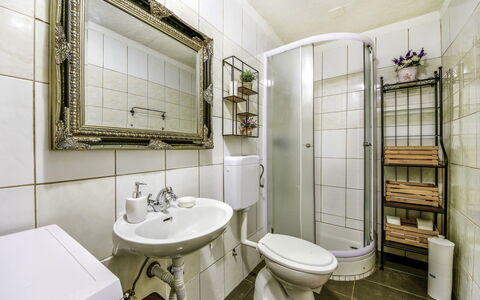 Marijana: Miroir, Luminaire Plomberie, Robinet, Évier, Propriété, Lavabo, Violet, Salle De Bains, Design Intérieur, Architecture