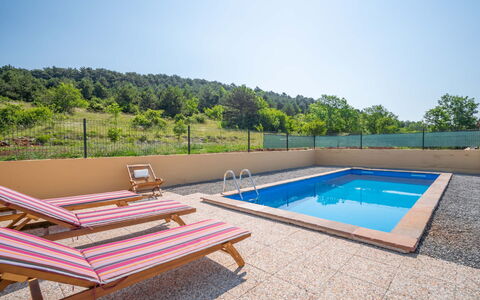 Marijana: Ciel, L'Eau, Bâtiment, Meubles, Plante, Piscine, Arbre, Bleu, Rectangle, Mobilier De Jardin