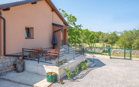 Marijana: Ciel, Plante, Bâtiment, Propriété, Fenêtre, Lot Terre, Ombre, Arbre, Maison, Surface De La Route