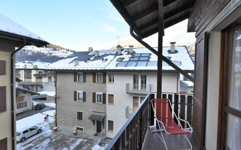San Anton: Ciel, Bâtiment, Fenêtre, Nuage, Bois, Neige, Maison, Immobilier, Design Urbain, Toit