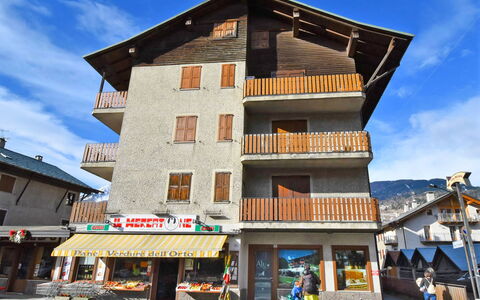 San Anton: Ciel, Nuage, Bâtiment, Propriété, Fenêtre, Bleu, Architecture, Maison, Quartier
