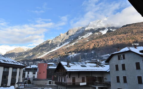 San Anton: Nuage, Ciel, Montagne, Bâtiment, Neige, Fenêtre, Pente, Montagnes, Maison, Paysage