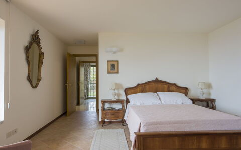 Delfina: Chambre, Pièce, Meubles, Lit, Propriété, Sol, Drap De Lit, Cadre De Lit, Design Intérieur, Mur