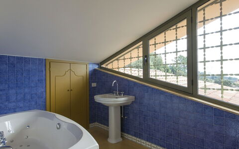 Delfina: Salle De Bains, Bleu, Propriété, Pièce, Tuile, Architecture, Baignoire, Mur, Design Intérieur, Sol