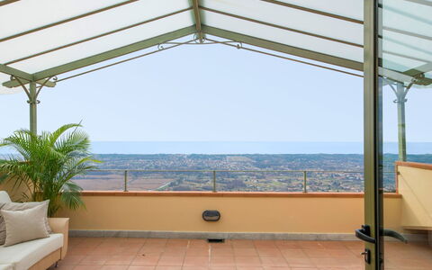 Delfina: Propriété, Ombre, Balcon, Pièce, Bâtiment, Meubles, Immobilier, Architecture, Plafond, Fenêtre