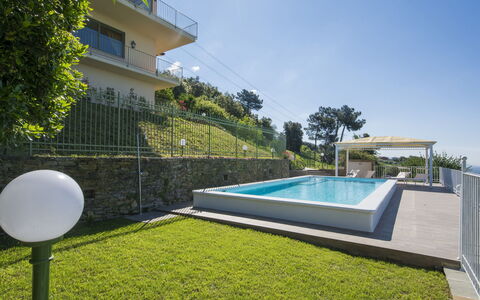 Delfina: Ciel, Plante, Bâtiment, Piscine, Arbre, Ombre, Éclairage, Condominium, Herbe, Rectangle
