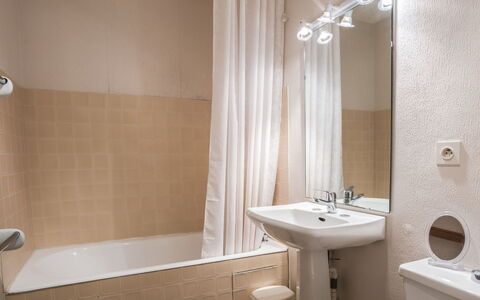 Les Terrasses Port Maria: Salle De Bains, Propriété, Pièce, Mur, Tuile, Robinet, Design Intérieur, Luminaire Plomberie, Lavabo, Accessoire Salle De Bain