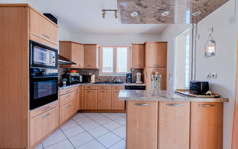 Ladine: Cabinetry, Comptoir, Propriété, Cuisine, Appareil De Cuisine, Bois, Cuisinière, Électroménager, Design Intérieur, Tiroir