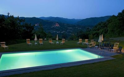 Al Sambuco: Piscine, Propriété, Éclairage, Herbe, Loisir, Recours, Arbre, Villa, Immobilier, Biens