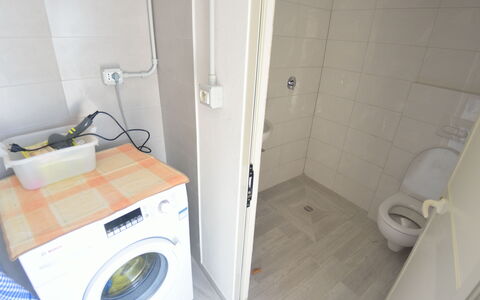 Villa Orchidea: Propriété, Pièce, Buanderie, Salle De Bains, Sécheuse, Tuile, Machine À Laver, Principaux Appliance, Toilette, Siège De Toilette