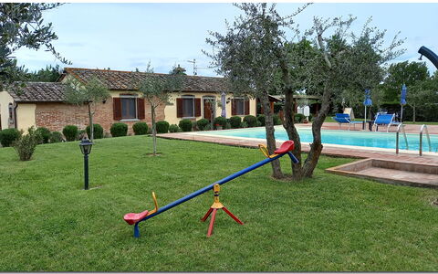 Villetta Di Cortona: Plante, Ciel, Arbre, Bâtiment, L'Eau, Lot Terre, Fenêtre, Herbe, Des Loisirs, Loisir