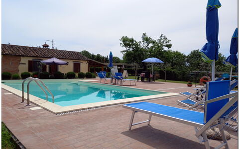 Villetta Di Cortona: L'Eau, Ciel, Bâtiment, Piscine, Bleu Azur, Mobilier De Jardin, Maison, Ombre, Rectangle, Nuage