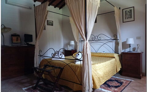 Villetta Di Cortona: Bâtiment, Propriété, Confort, Cadre De Lit, Bois, Maison, Lampe, Design Intérieur, Sol, Ombre