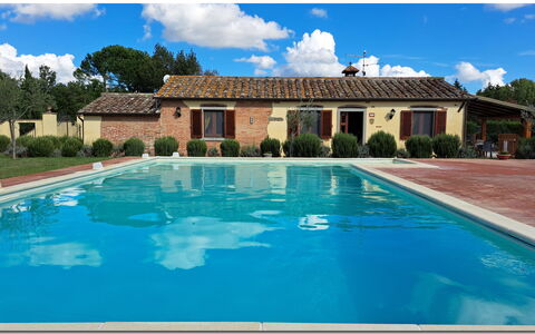 Villetta Di Cortona: L'Eau, Nuage, Plante, Ciel, Bâtiment, Piscine, La Nature, Bleu Azur, Fenêtre, Chaise