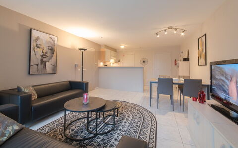 De Vakantieduinen Aan Zee: Meubles, Propriété, Table, Bâtiment, Canapé, Cadre, Confort, Télévision, Éclairage, Salon