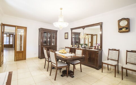 Son Trobat: Propriété, Pièce, Meubles, Design Intérieur, Bâtiment, Salle À Manger, Immobilier, Maison, Table, Jaune