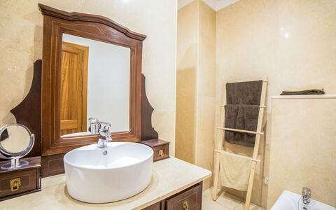 Son Trobat: Pièce, Salle De Bains, Propriété, Design Intérieur, Évier, Sol, Armoire De Toilette, Meubles, Tuile, Bâtiment