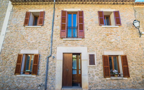 Son Trobat: Propriété, Bleu, Maison, Bâtiment, Façade, Fenêtre, Architecture, Mur, Ville, Quartier