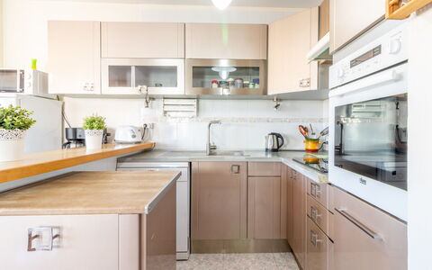 Sol i Canal: Comptoir, Cabinetry, Pièce, Cuisine, Propriété, Meubles, Design Intérieur, Jaune, Bâtiment, Maison