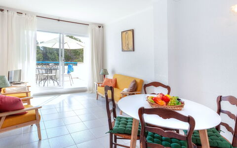 Residencial Magda Park: Pièce, Meubles, Propriété, Design Intérieur, Bâtiment, Salon, Jaune, Maison, Table, Sol