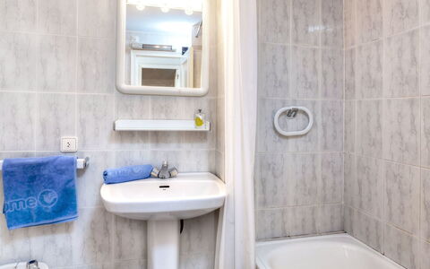 Residencial Magda Park: Salle De Bains, Propriété, Pièce, Design Intérieur, Mur, Tuile, Architecture, Maison, Bâtiment, Immobilier