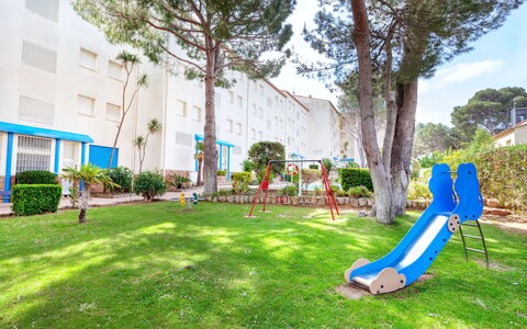 Residencial Magda Park: Propriété, Herbe, Espace Public, Terrain De Jeux, Immobilier, Pelouse, Arbre, Maison, Cour, Quartier