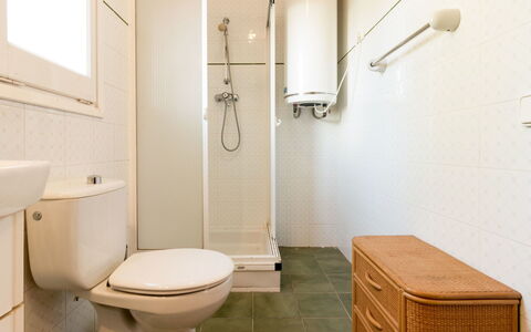 El Dorado Playa - Villa Degas: Propriété, Luminaire Plomberie, Siège De Toilette, Salle De Bains, Toilette, Violet, Design Intérieur, Sol, Sol