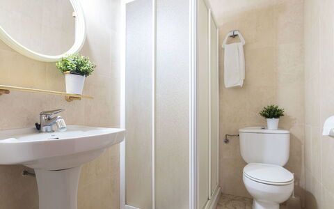 Coquetó: Plante, Miroir, Blanc, Violet, Salle De Bains, Évier, Luminaire Plomberie, Lavabo, Architecture