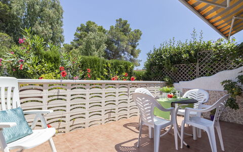Coquetó: Ciel, Meubles, Propriété, Plante, Table, Chaise, Bâtiment, Fleur, Ombre, Mobilier De Jardin