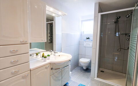 Reny: Salle De Bains, Pièce, Propriété, Design Intérieur, Armoire De Toilette, Meubles, Accessoire Salle De Bain, Bâtiment, Tuile, Immobilier