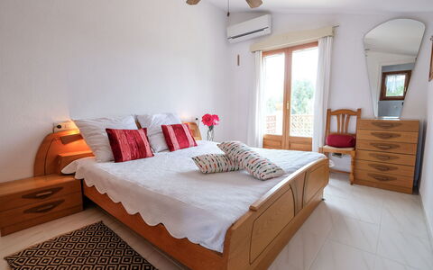 Reny: Chambre, Meubles, Lit, Pièce, Propriété, Drap De Lit, Design Intérieur, Cadre De Lit, Matelas, Literie