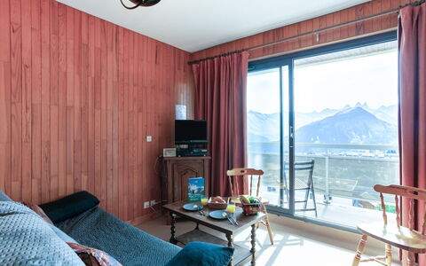 Simiane: Propriété, Meubles, Bâtiment, Confort, Design Intérieur, Éclairage, Bois, Fenêtre, Lampe, Sol