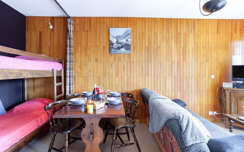 Simiane: Table, Meubles, Propriété, Bois, Confort, Bâtiment, Design Intérieur, Sol, Sol, Mur