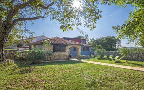 Cetina: Propriété, Maison, Domicile, Immobilier, Biens, Bâtiment, Arbre, Ciel, Zone Résidentielle, Architecture