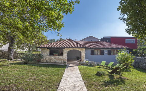 Cetina: Plante, Ciel, Bâtiment, Fenêtre, Arbre, Porte, Maison, Chalet, Herbe, Zone Résidentielle