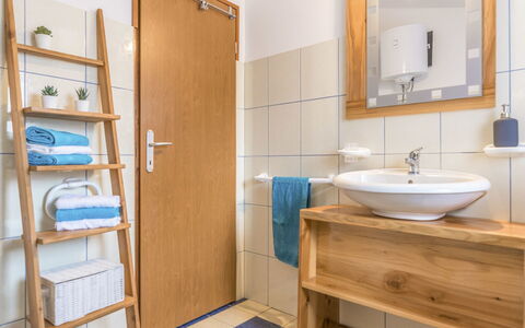 Cetina: Salle De Bains, Pièce, Propriété, Armoire De Toilette, Meubles, Design Intérieur, Bâtiment, Accessoire Salle De Bain, Immobilier, Maison
