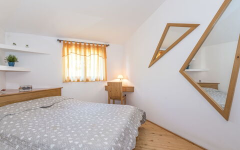 Cetina: Chambre, Lit, Pièce, Meubles, Propriété, Design Intérieur, Cadre De Lit, Drap De Lit, Grenier, Mur
